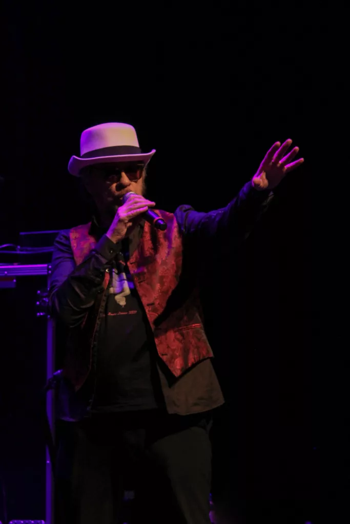 Camisa de Vênus desfila clássicos e repertório novo em noite intensa em Porto Alegre, sua “casa”