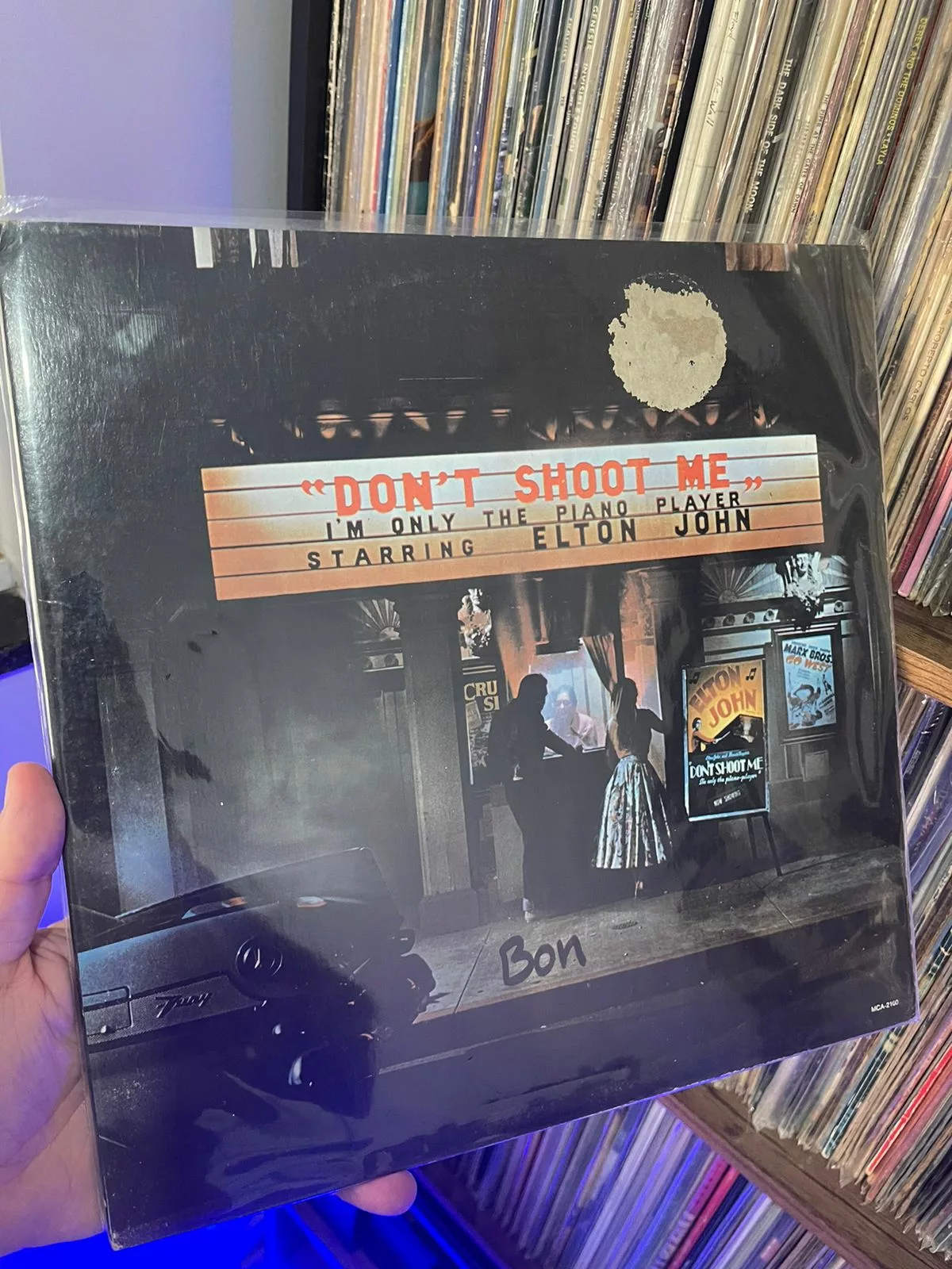 Don’t Shoot Me I’m Only the Piano Player: 50 Anos de Encanto Melódico e Relevância Duradoura