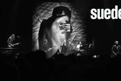 Suede apagando as luzes de 2023 com Autofiction, um álbum de… 2022