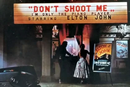 Don’t Shoot Me I’m Only the Piano Player: 50 Anos de Encanto Melódico e Relevância Duradoura
