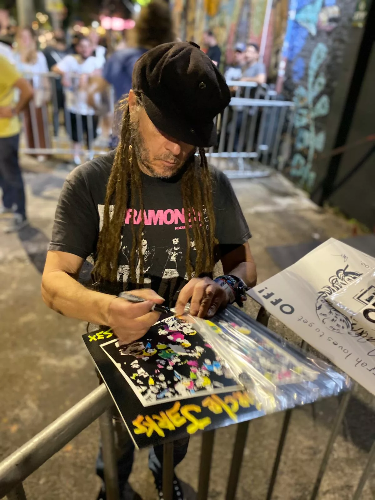 Keith Morris autografando em Porto Alegre. Foto: Marco Leis
