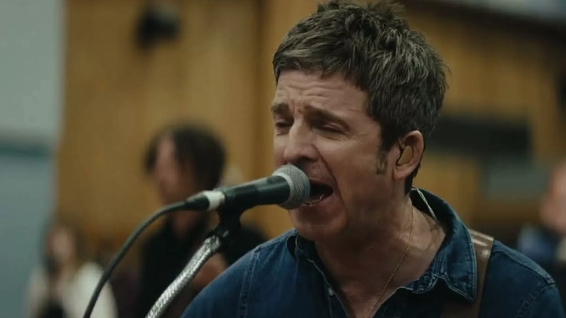 Noel Gallagher lança vídeo tocando duas faixas de Oasis no Abbey Road