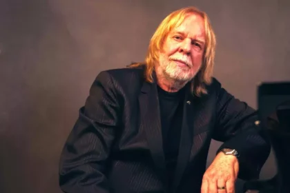 Rick Wakeman anuncia turnê de despedida no Brasil