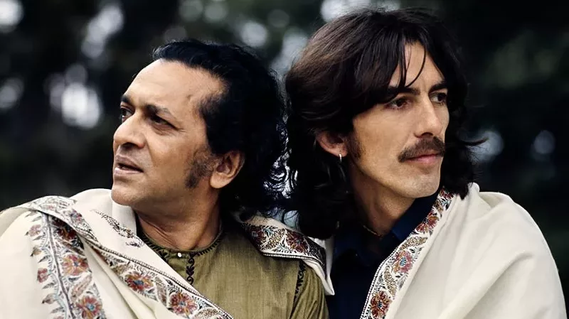 Ravi Shankar e Geroge Harrion em 1974
