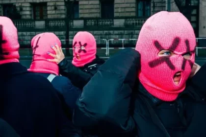 Pussy Riot protesta pela morte de Alexei Navalny em frente a embaixada russa em Berlim