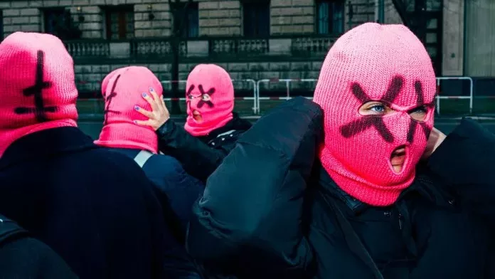 Pussy Riot protesta pela morte de Alexei Navalny em frente a embaixada russa em Berlim