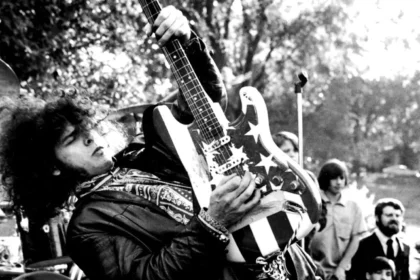 Wayne Kramer, lendário guitarrista do MC5, morre aos 75 anos