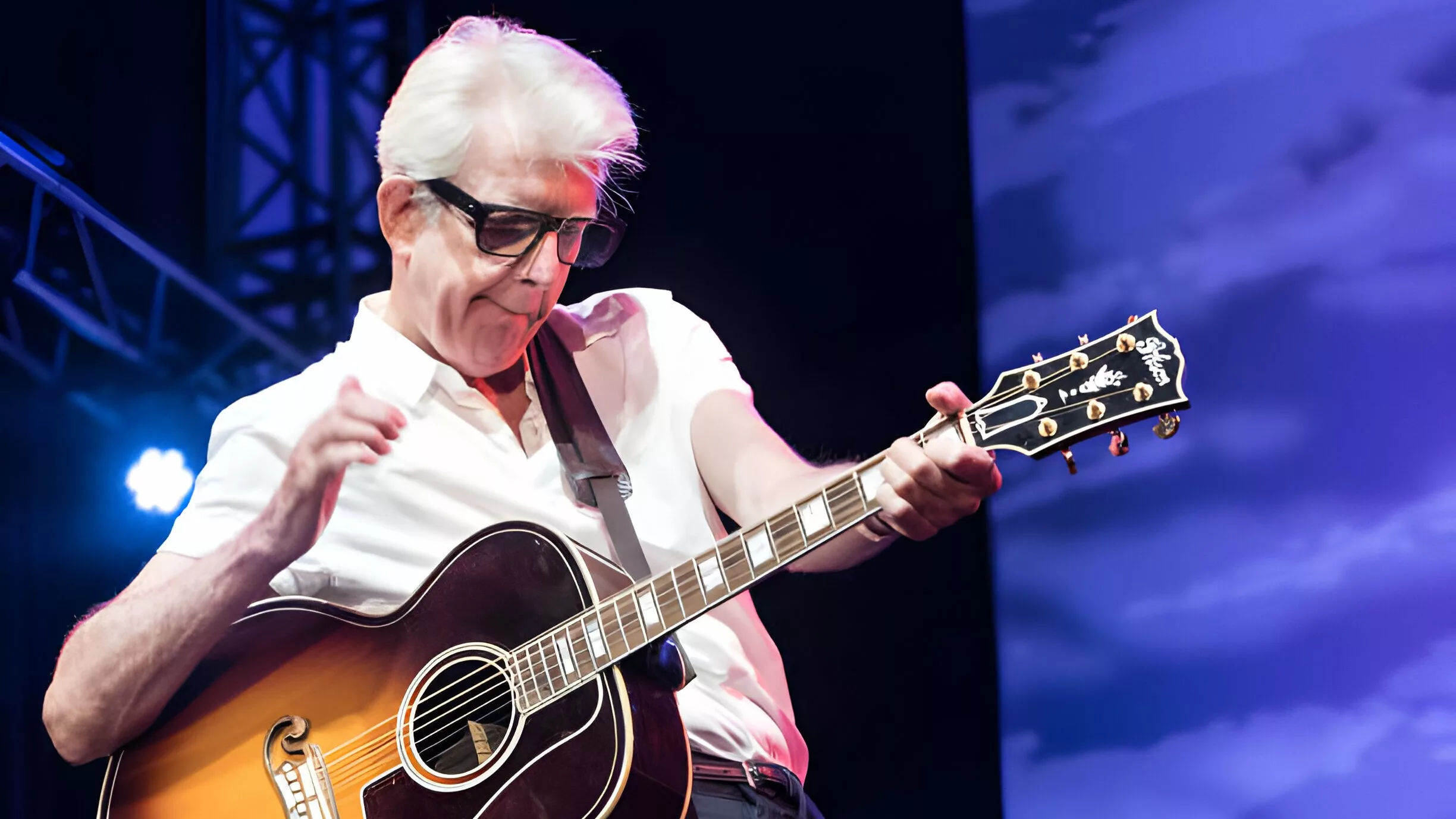 Nick Lowe faz 75 anos e 5 músicas para conhecê-lo