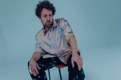 Metronomy se une à Ninja Tune e lança single experimental ‘Nice Town’