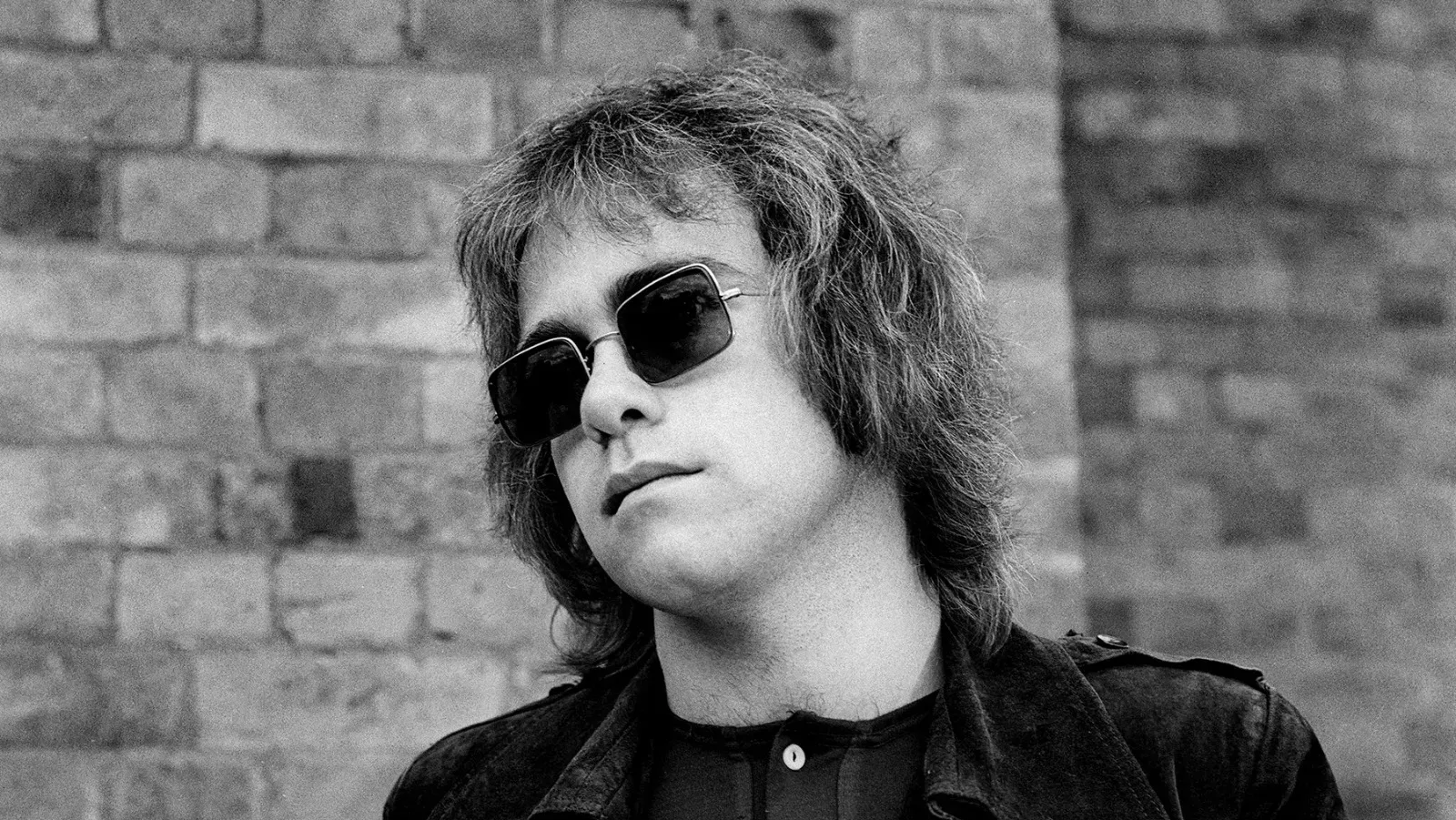 “Elton John”: O início ao estrelato com o álbum preto