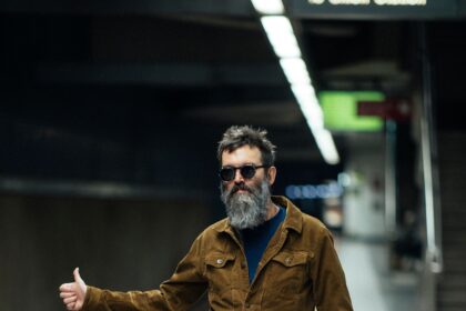 EELS anuncia “Time”, novo álbum de estúdio e lança single