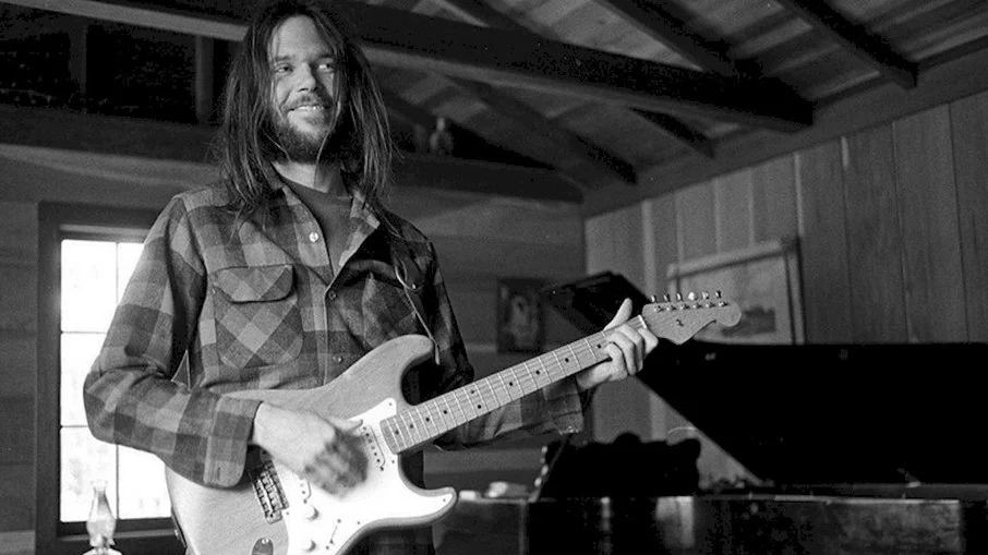 Neil Young vs Spotify: Afinal, as plataformas digitais cooptaram toda genialidade dos nossos ídolos?