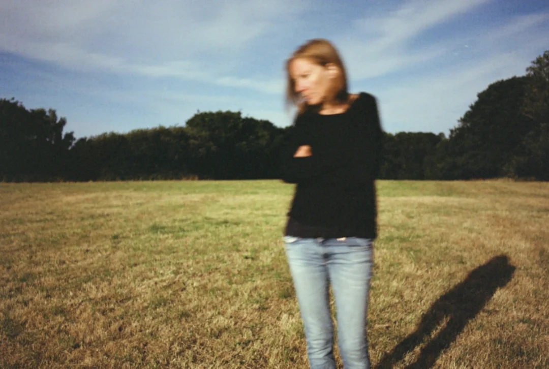 Ouça Reaching Out, novo single de Beth Gibbons