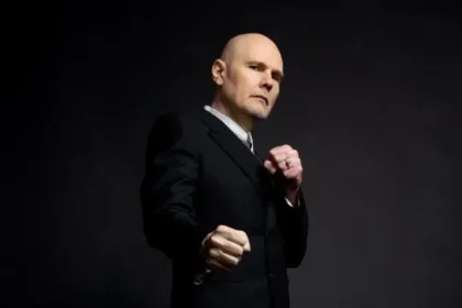 Carro atinge casa de chá de Billy Corgan e fere sua sogra