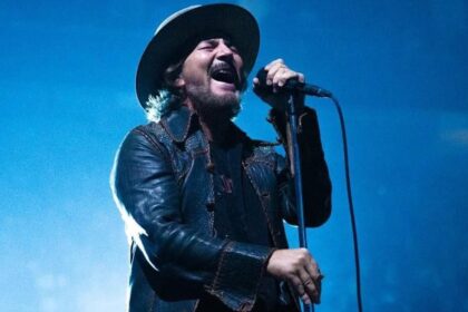 Eddie Vedder diz que escreveu “Running” no ônibus de Bob Dylan.