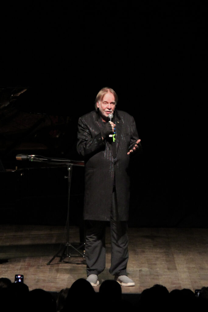 O show de um homem só. Rick Wakeman abre a turnê brasileira em noite mágica