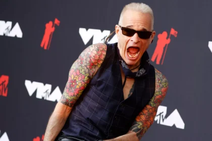 Ouça Scoth and Sofa, novo single de David Lee Roth