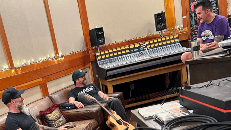 Dave Grohl, Scott Ian e Charlie Benante se unem para cover de “The Regulator” do Bad Brains