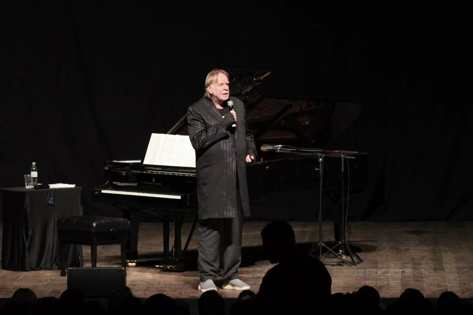 O show de um homem só. Rick Wakeman abre a turnê brasileira em noite mágica