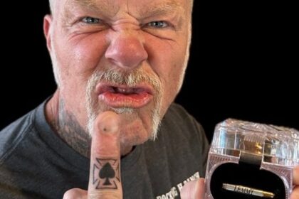 James Hetfield, do Metallica faz tatuagem com cinzas de Lemmy do Motörhead
