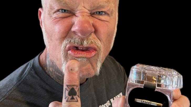 James Hetfield, do Metallica faz tatuagem com cinzas de Lemmy do Motörhead
