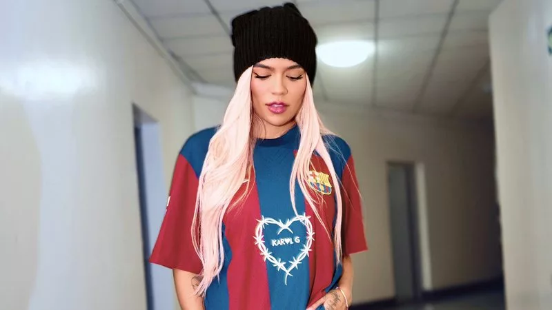 Karol G estampa camisa do FC Barcelona em parceria com o Spotify