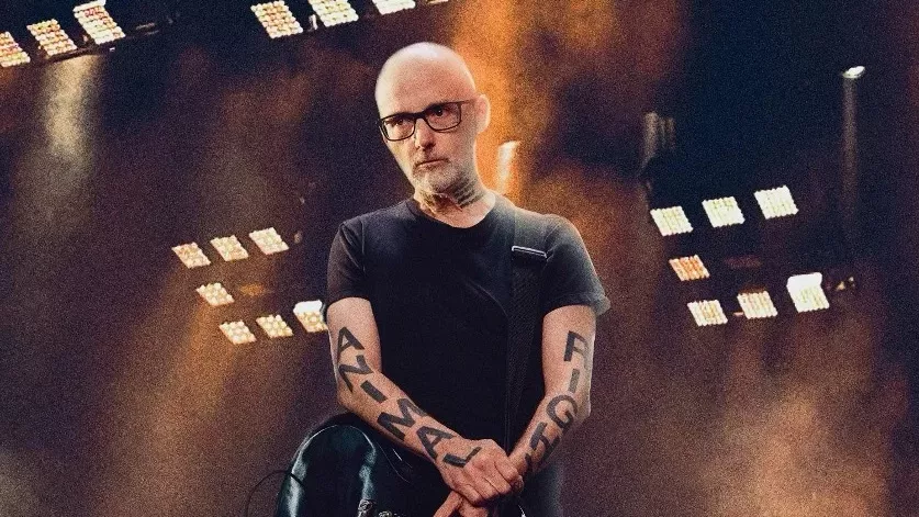 Moby retorna após 10 anos e lança single “Dark Days” com Lady Blackbird