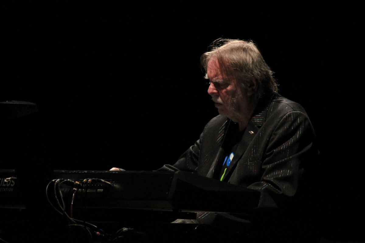 O show de um homem só. Rick Wakeman abre a turnê brasileira em noite mágica