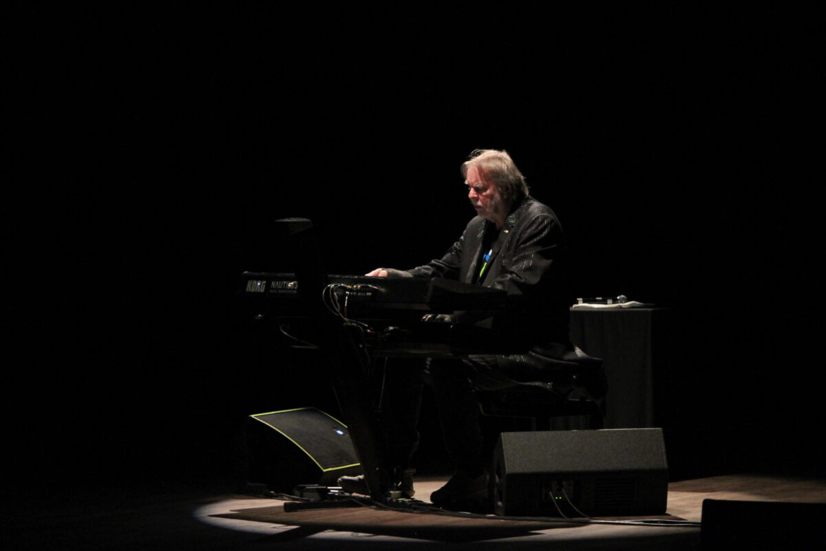 O show de um homem só. Rick Wakeman abre a turnê brasileira em noite mágica