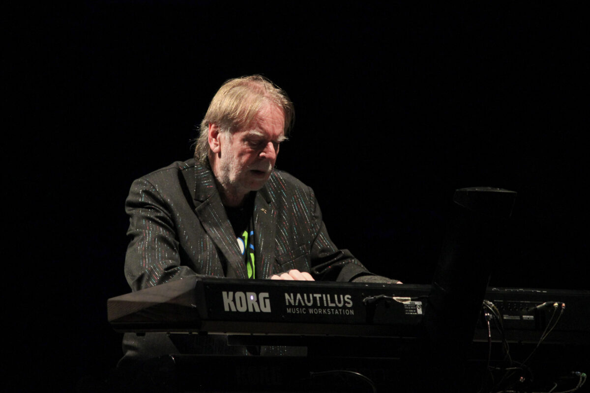 O show de um homem só. Rick Wakeman abre a turnê brasileira em noite mágica