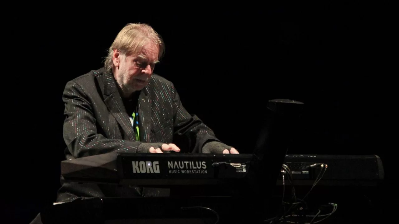 O show de um homem só. Rick Wakeman abre a turnê brasileira em noite mágica