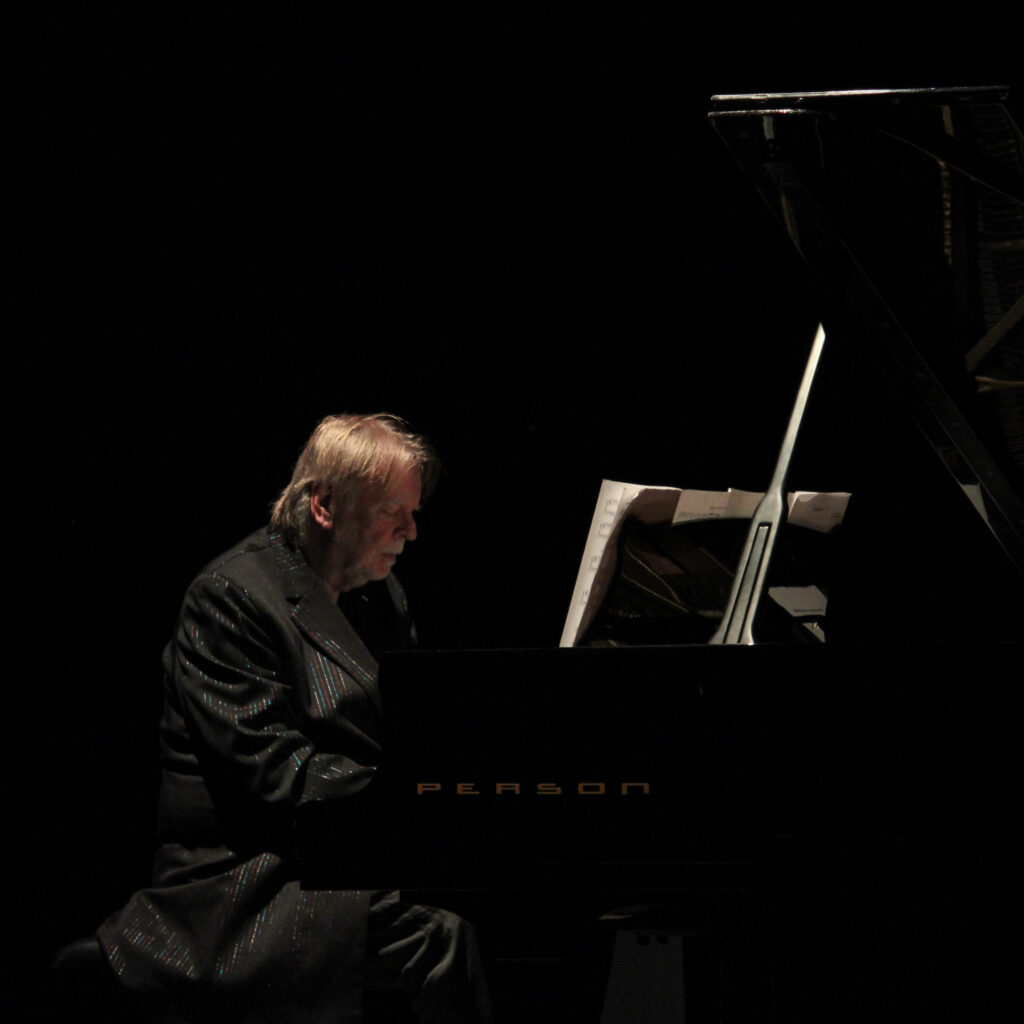 O show de um homem só. Rick Wakeman abre a turnê brasileira em noite mágica