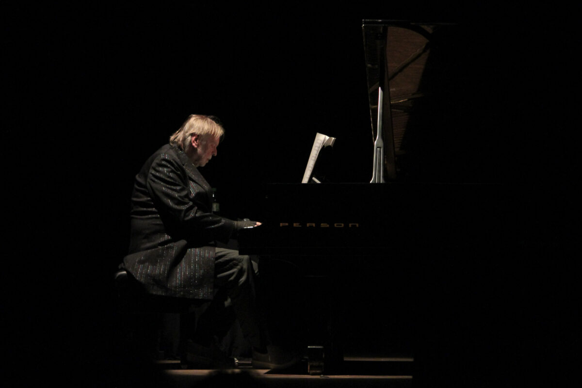 O show de um homem só. Rick Wakeman abre a turnê brasileira em noite mágica