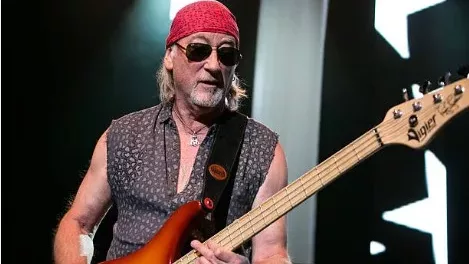 Roger Glover diz que decisão de recrutar Dweezil Zappa para remixar ‘Machine Head’ foi ‘provavelmente uma ideia de marketing’