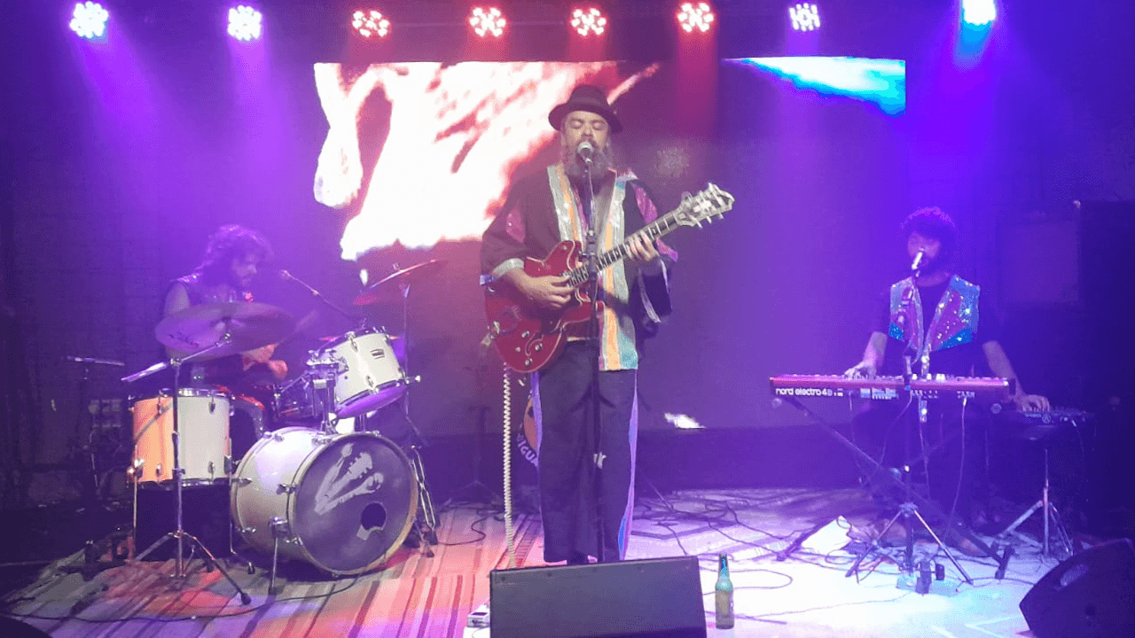 The Baggios comemora os 20 anos de carreira em show incendiário em Porto Alegre