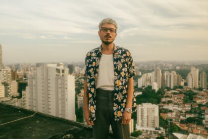 Cyro Sampaio propõe experiência intimista em sua nova turnê Não Tem Mais Verão 