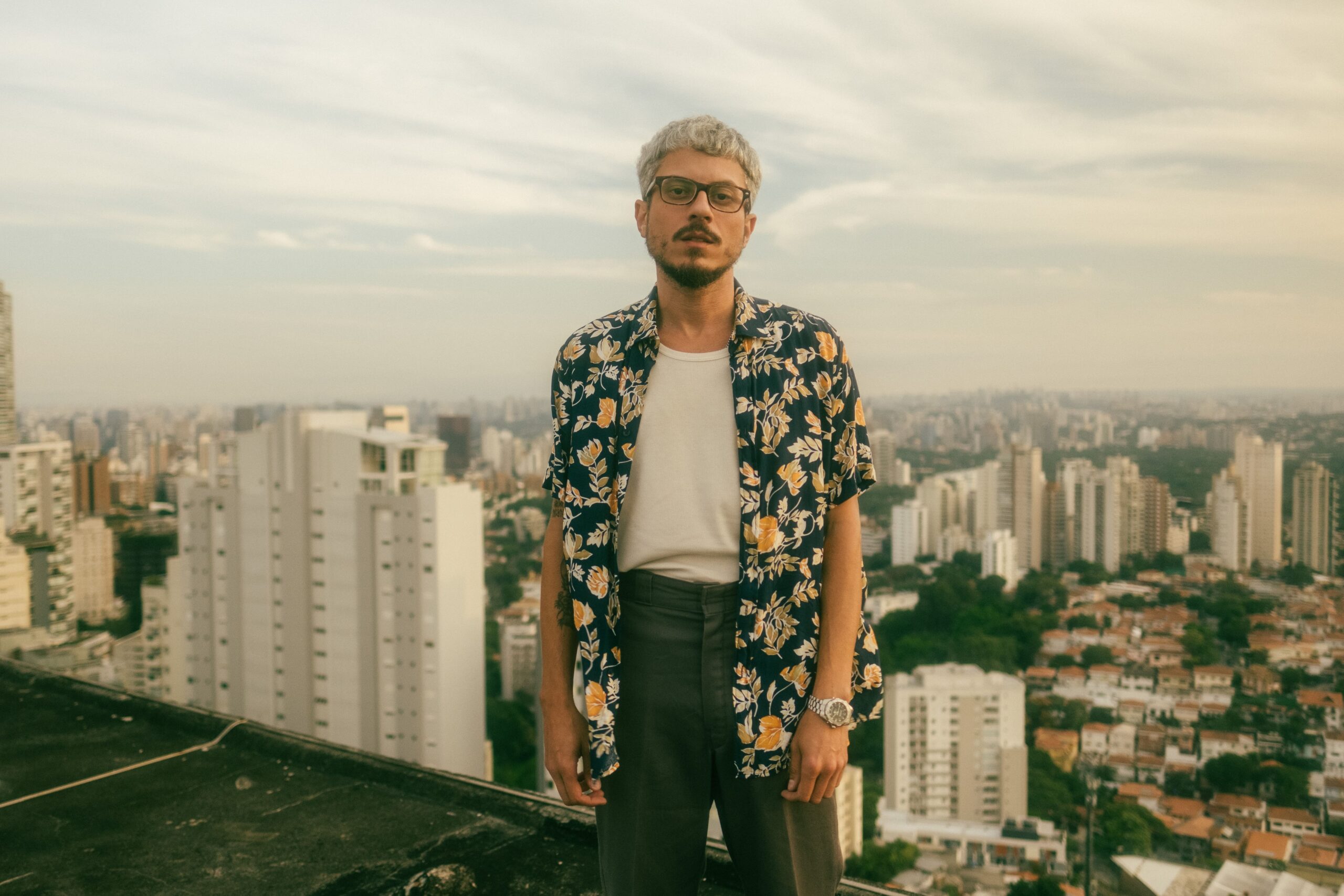 Cyro Sampaio propõe experiência intimista em sua nova turnê Não Tem Mais Verão 