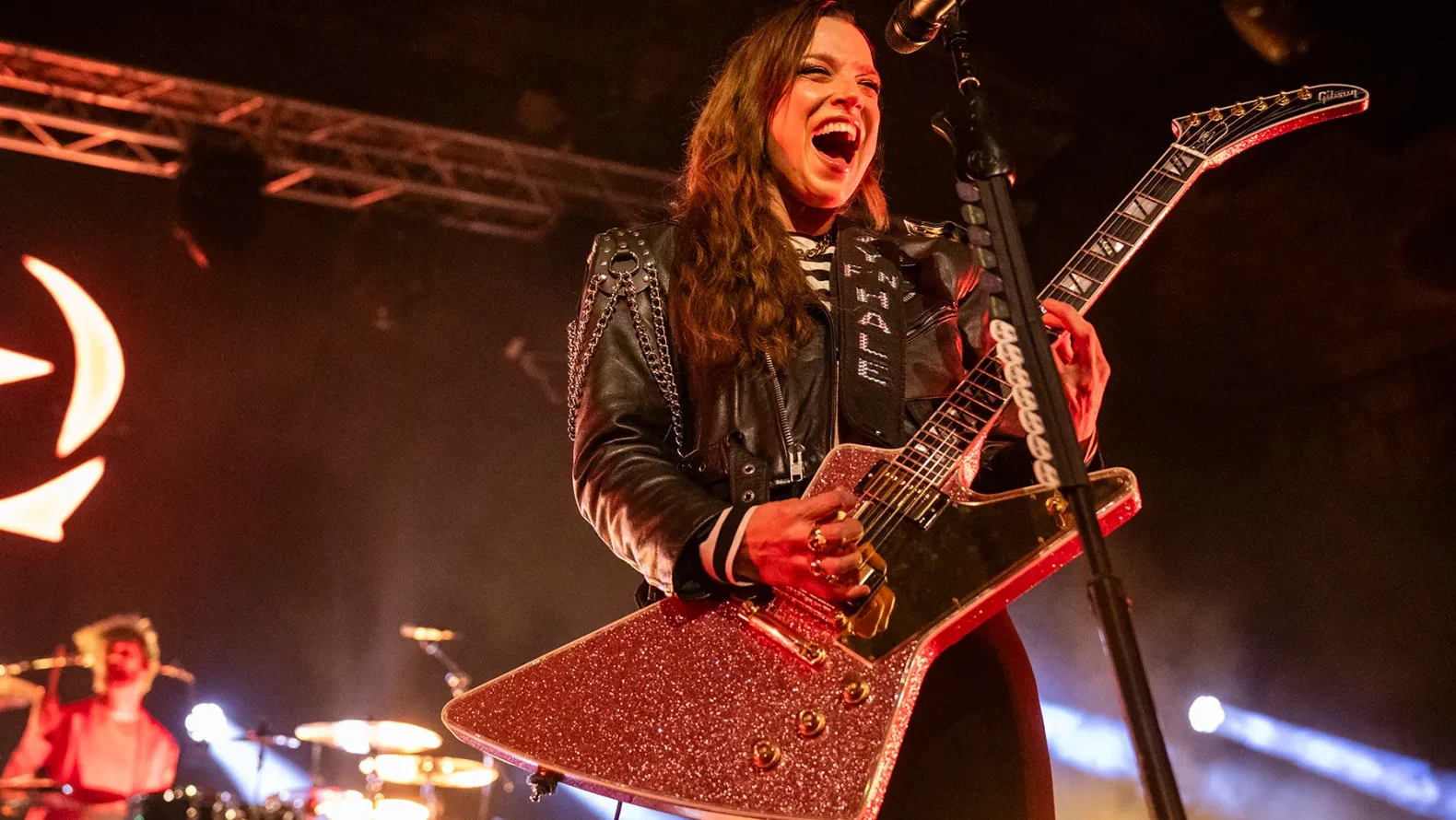 Lzzy Hale faz primeiros shows como frontman do Skid Row