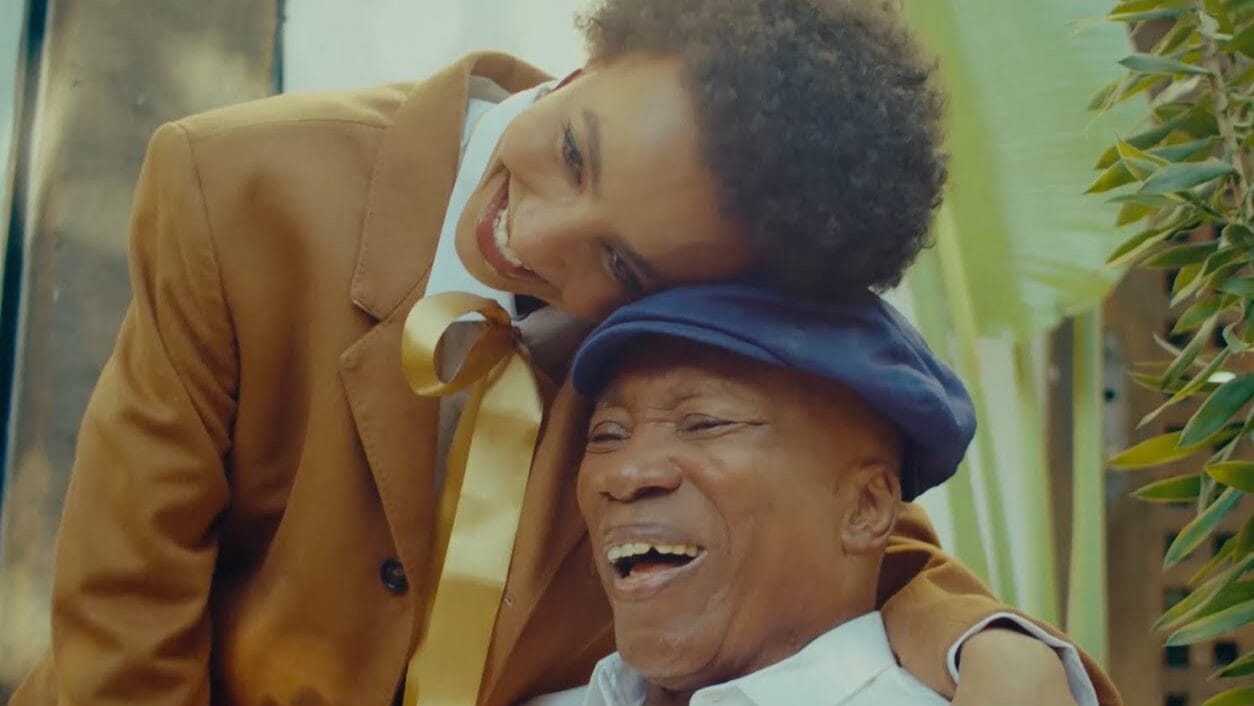 Esperanza Spalding e Milton Nascimento anunciam álbum e compartilham a música “Outubro”