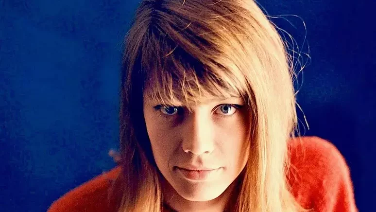 Françoise Hardy, ícone da música francesa, morre aos 80 anos.