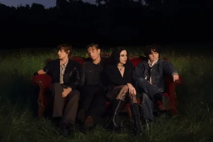 Pale Waves anuncia seu quarto álbum “Smitten” e compartilha o single “Perfume”