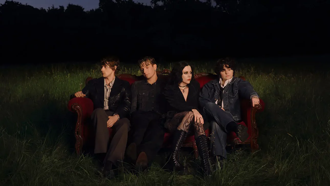 Pale Waves anuncia seu quarto álbum “Smitten” e compartilha o single “Perfume”
