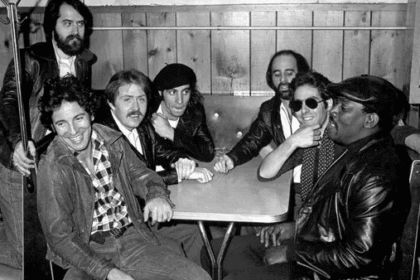 Músicos da E Street Band relatam versão elétrica do clássico introspectivo “Nebraska” de Bruce Springsteen