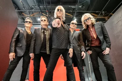 Def Leppard retorna com força total em “Just Like 73”, com participação de Tom Morello