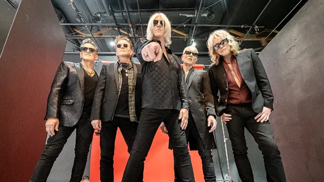 Def Leppard retorna com força total em “Just Like 73”, com participação de Tom Morello