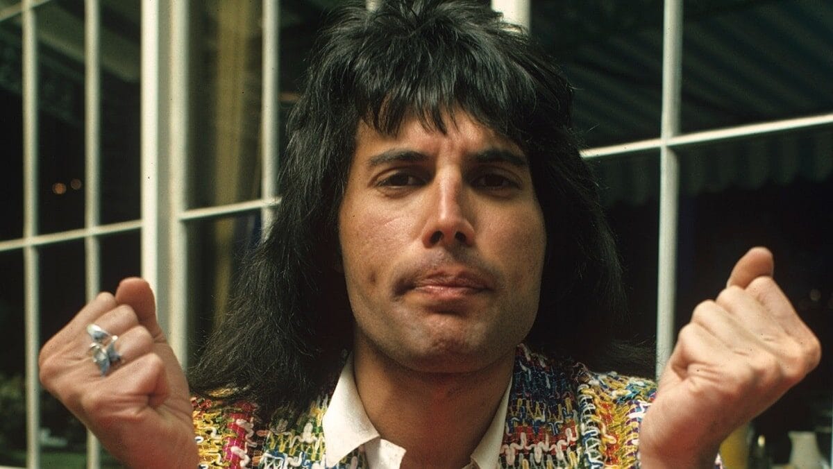 Com o que Freddie Mercury trabalhou antes da fama?
