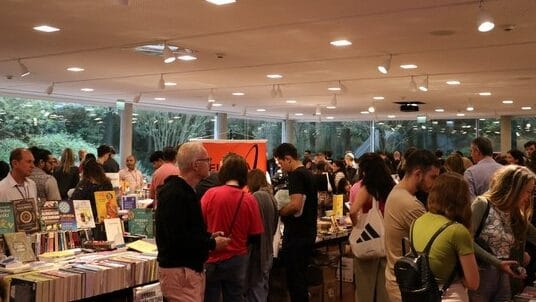 Feira do Livro Reconstrói RS movimenta mais de R$ 300 mil em vendas e reúne 10,4 mil pessoas em Porto Alegre