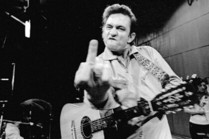 Johnny Cash lança “Spotlight” com participação de Dan Auerbach