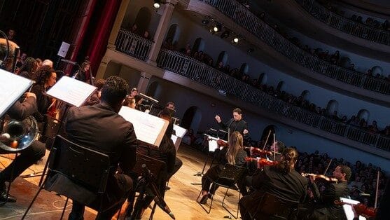 Orquestra Theatro São Pedro interpreta clássicos do jazz em concerto solidário com participação do pianista Luciano Leães e da cantora norte-americana JJ Thames