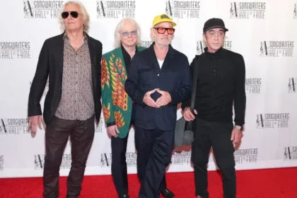 REM se reúne após 15 anos para apresentação surpresa no Songwriters Hall of Fame